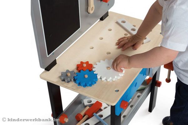 Spelenderwijs wordt de motoriek van een kindje verbeterd.