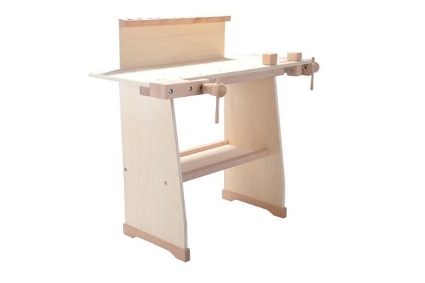 Gemaakt van stevig hout en metaal.