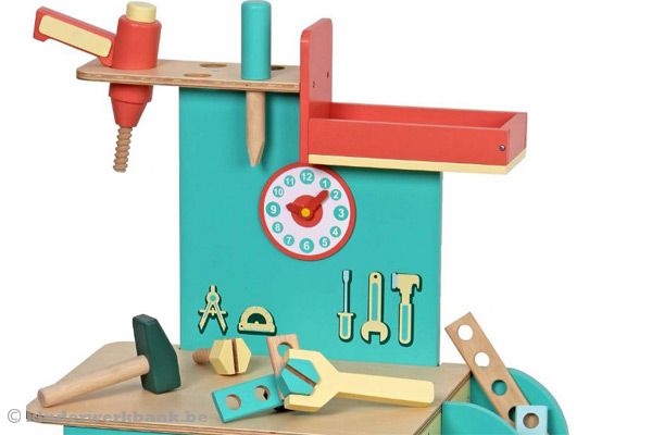 Wordt geleverd met o.a. een hamer, schroevendraaier en boormachine.